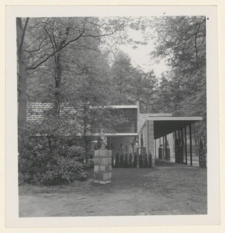 Afbeelding van expo-paviljoen Sonsbeek, ca.1955, zuid-oosthoek iets schuin van rechts