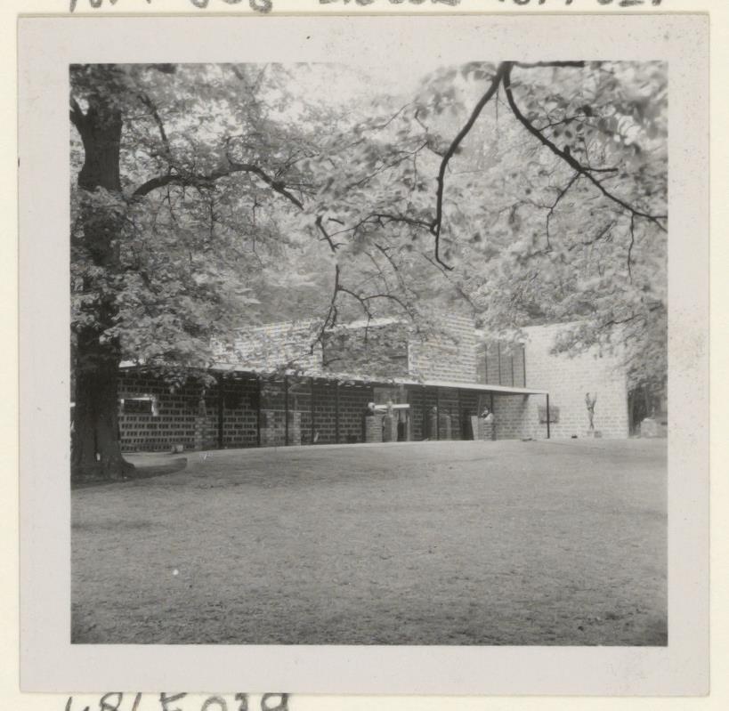 Afbeelding van expo-paviljoen Sonsbeek, ca.1955, grasveld oostkant met boom links