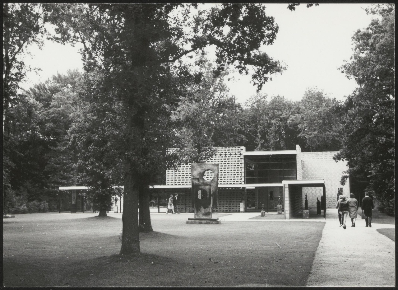 Afbeelding van expo-paviljoen Otterlo, ca.1965, zuidkant met mensen op het pad