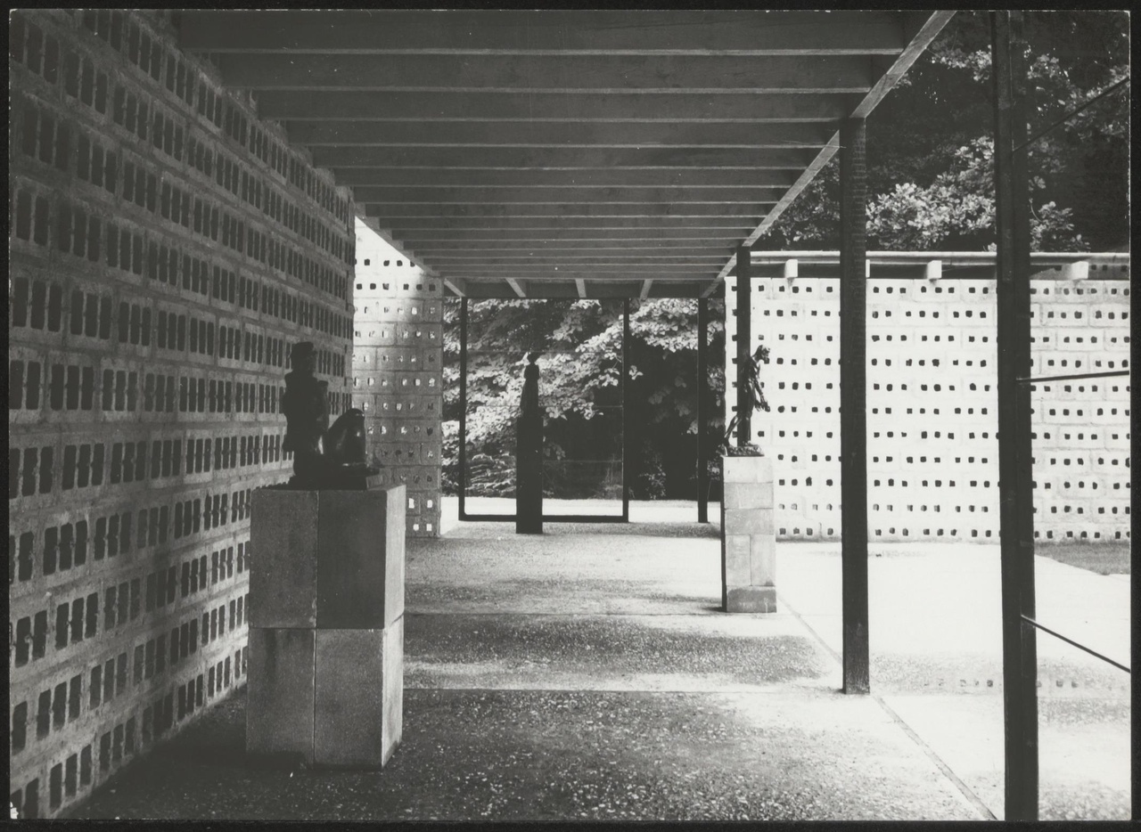 Afbeelding van expo-paviljoen Otterlo, ca.1965, perspectief zuidgalerij naar oost