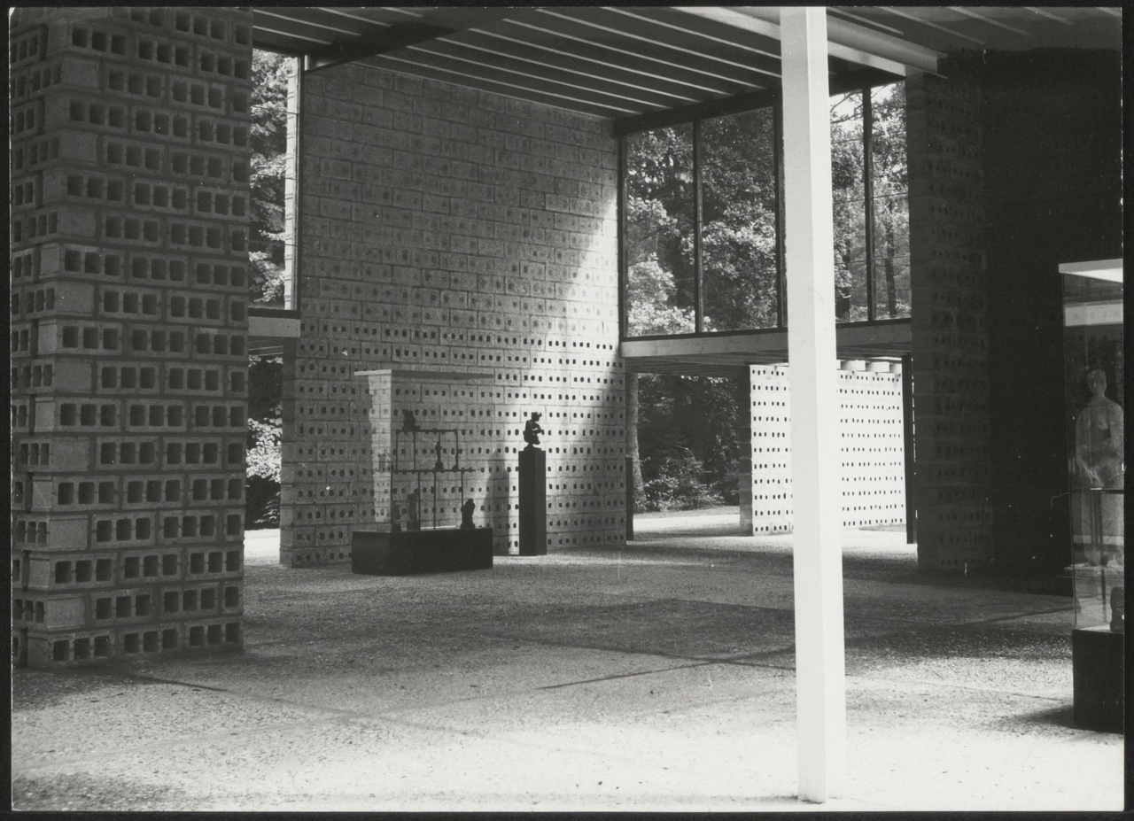 Afbeelding van expo-paviljoen Otterlo, ca.1965, interieur naar het zuidoosten