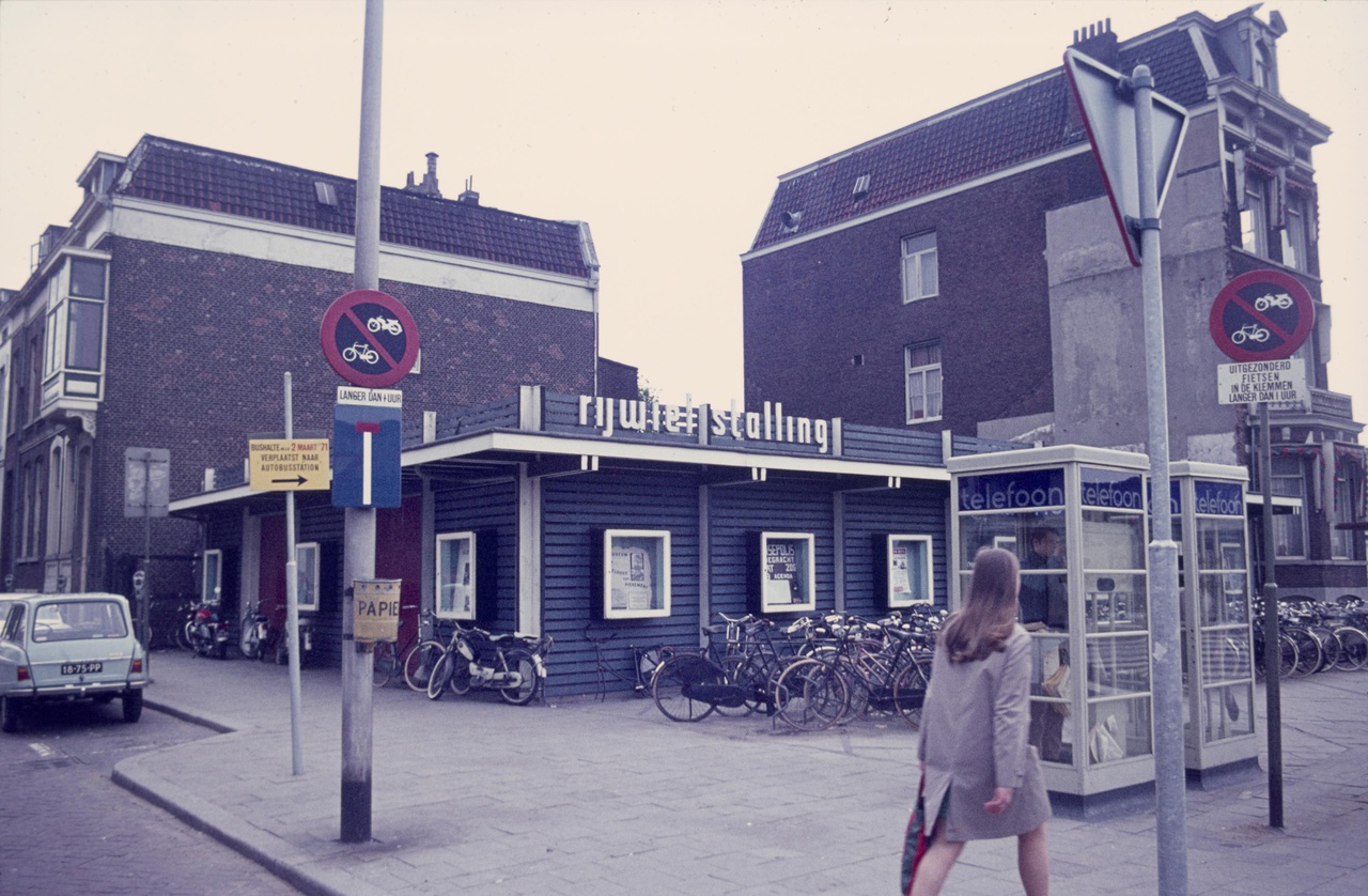Afbeelding van fietsenstalling C.S. Utrecht, ca.1970, stalling met telefooncellen
