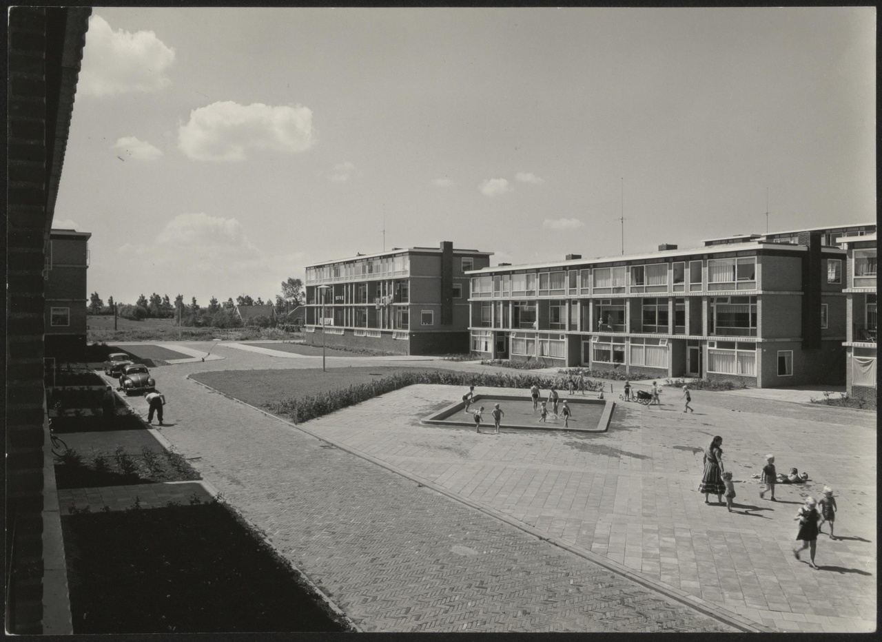 Afbeelding van woningen Hoograven, ca.1957, hof met poedelbadje