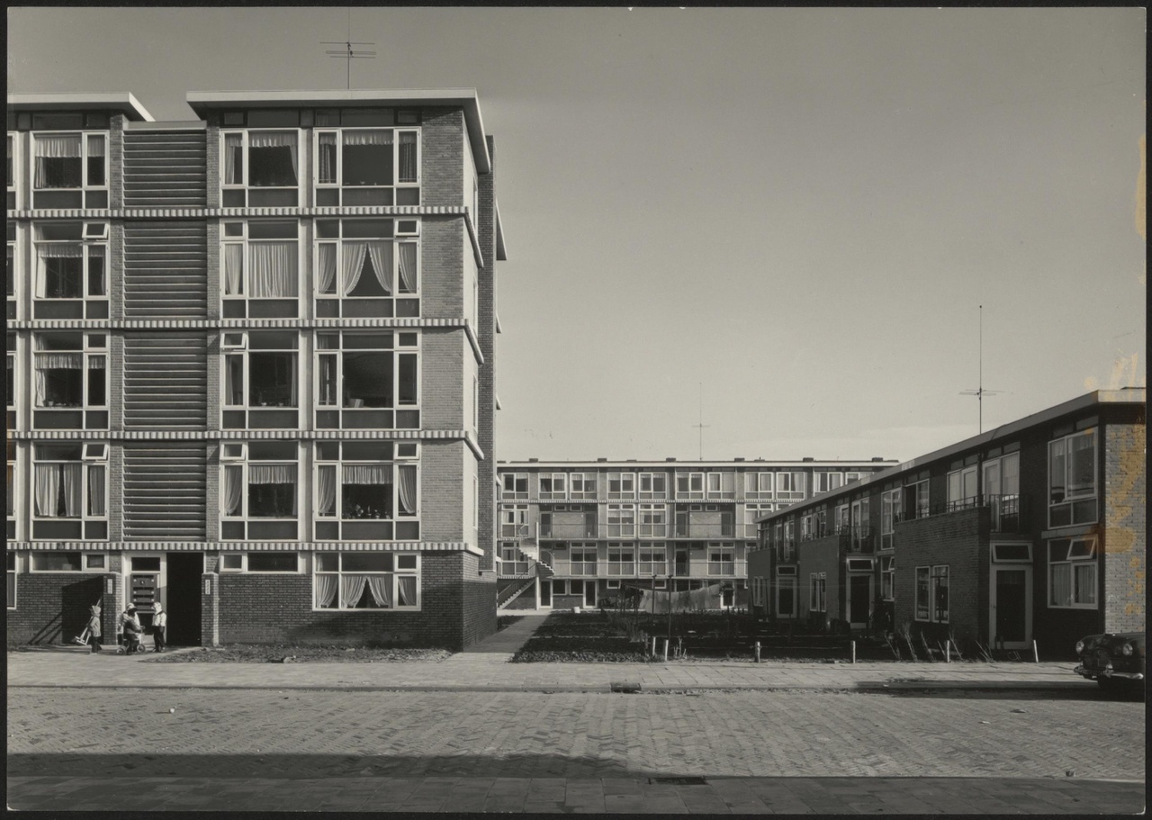 Afbeelding van woningen Hoograven, ca.1957, zuidwest buitenhoek naar oosten