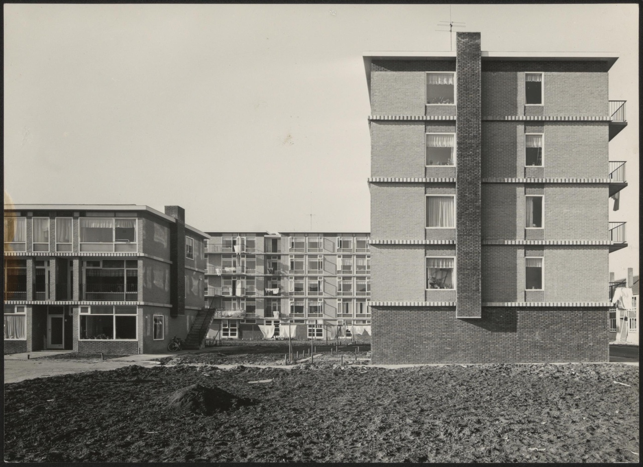 Afbeelding van woningen Hoograven, ca.1957, midden noordkant hof naar westen
