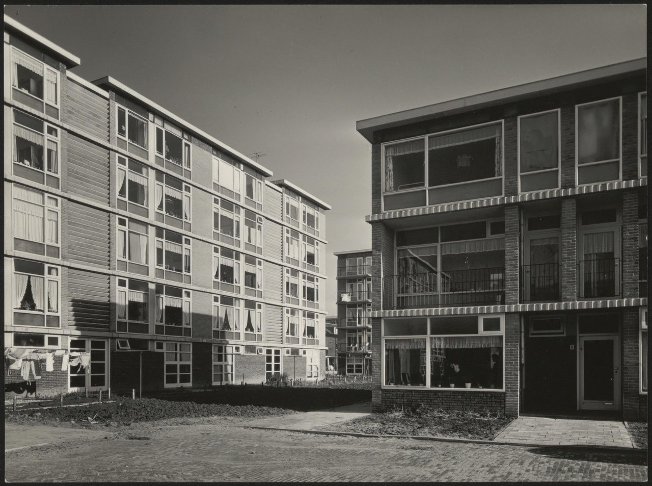 Afbeelding van woningen Hoograven, ca.1957, noordoost binnenhoek van de hof