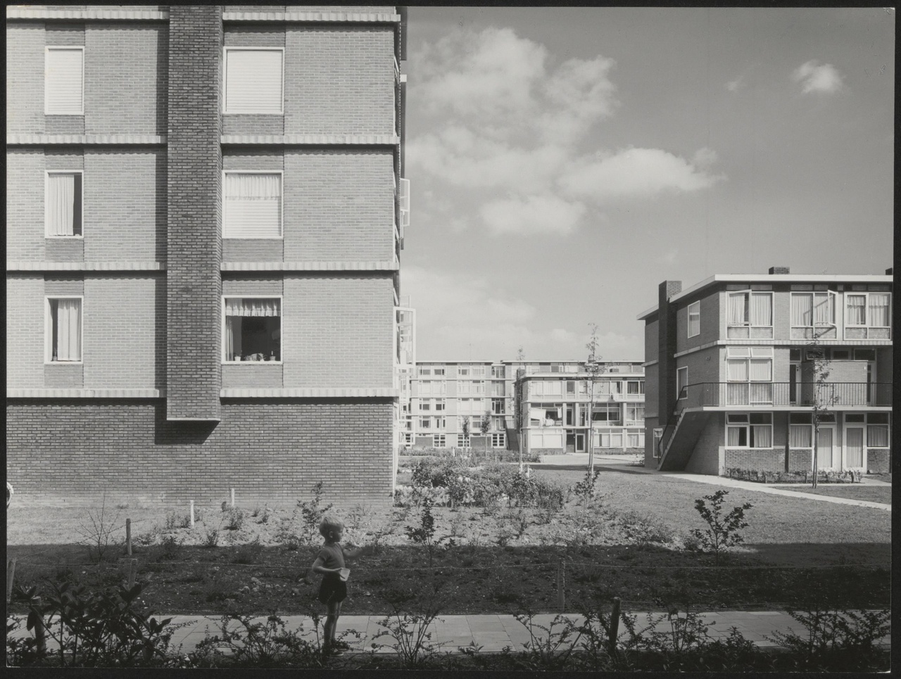 Afbeelding van woningen Hoograven, ca.1957, binnenterrein noord naar oosten