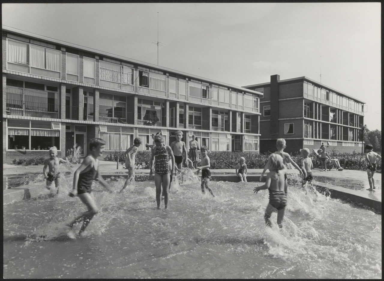 Afbeelding van woningen Hoograven, ca.1957, poedelbad met kinderen, naar zuidoost