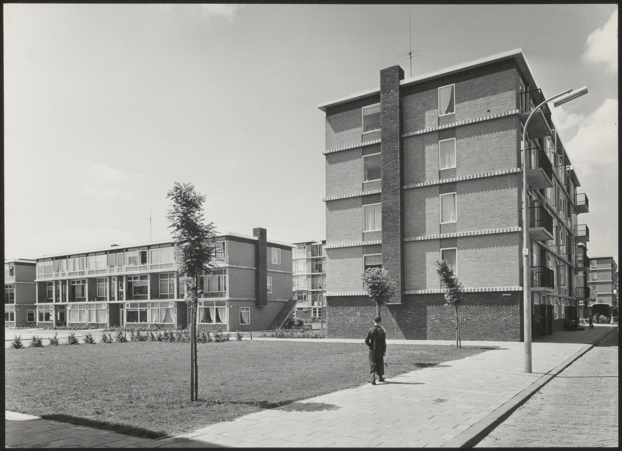 Afbeelding van woningen Hoograven, ca.1957, midden noordkant buurt naar westen