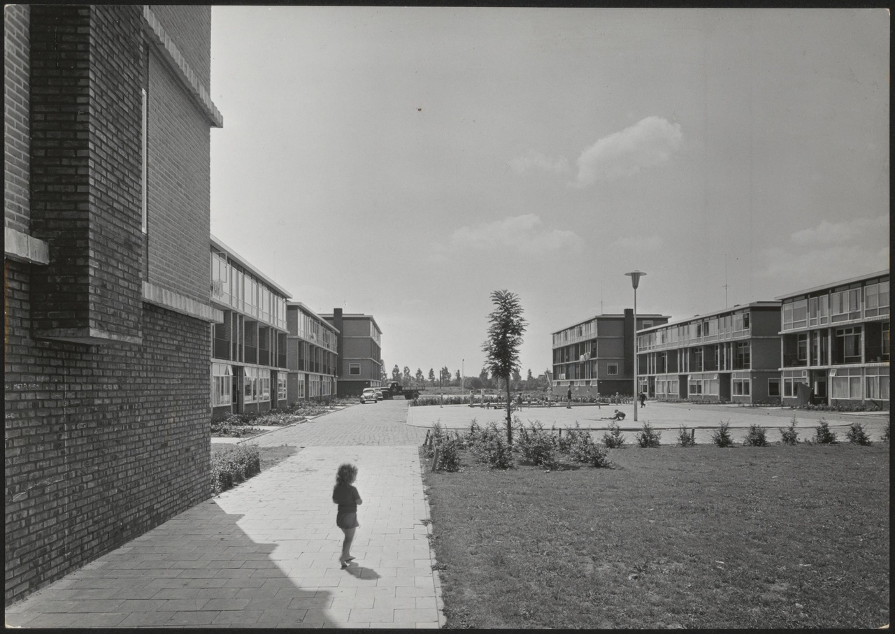 Afbeelding van woningen Hoograven, ca.1957, hof vanuit noorden met klein kind