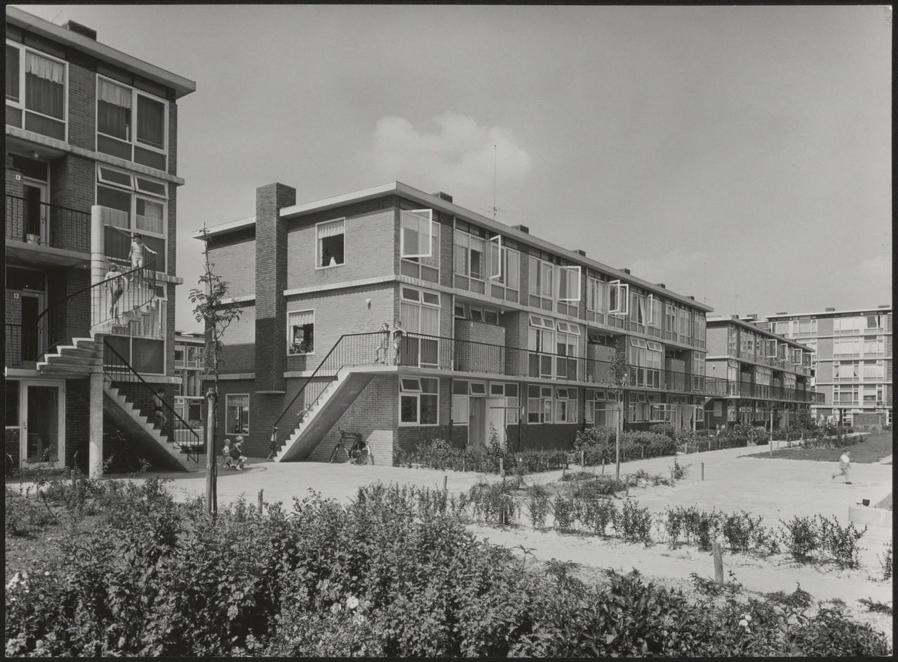 Afbeelding van woningen Hoograven, ca.1957, binnenterrein oost naar noordwest