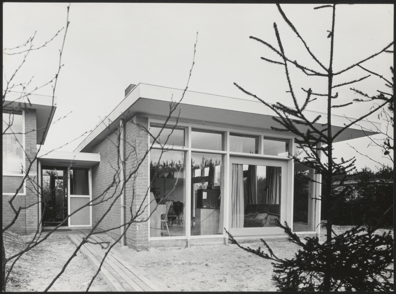 Afbeelding van woning Bláha, ca.1957, woonvleugel vanuit het zuid-westen, tuin nog niet af