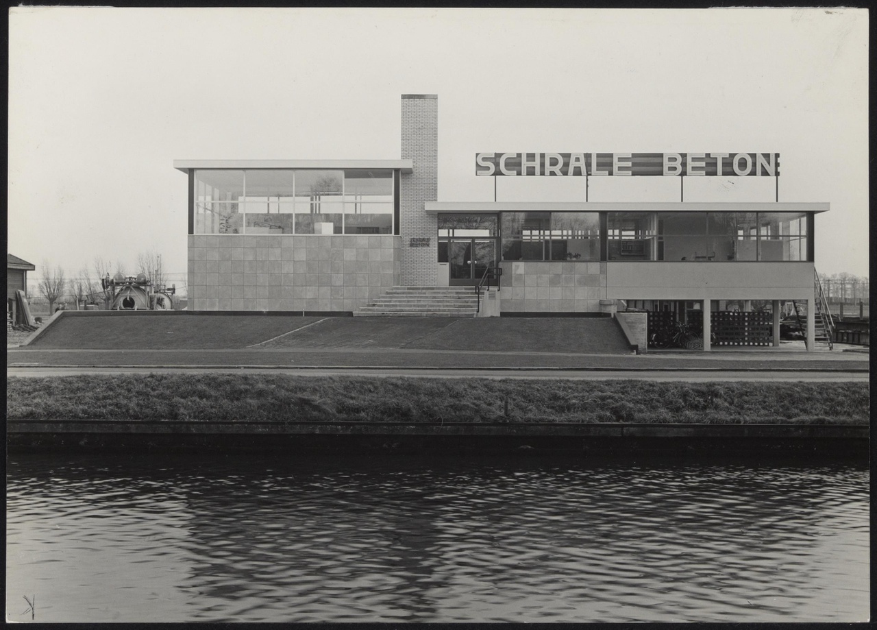 Afbeelding van kantoor Schrale Beton, ca.1958, aanzicht over het water