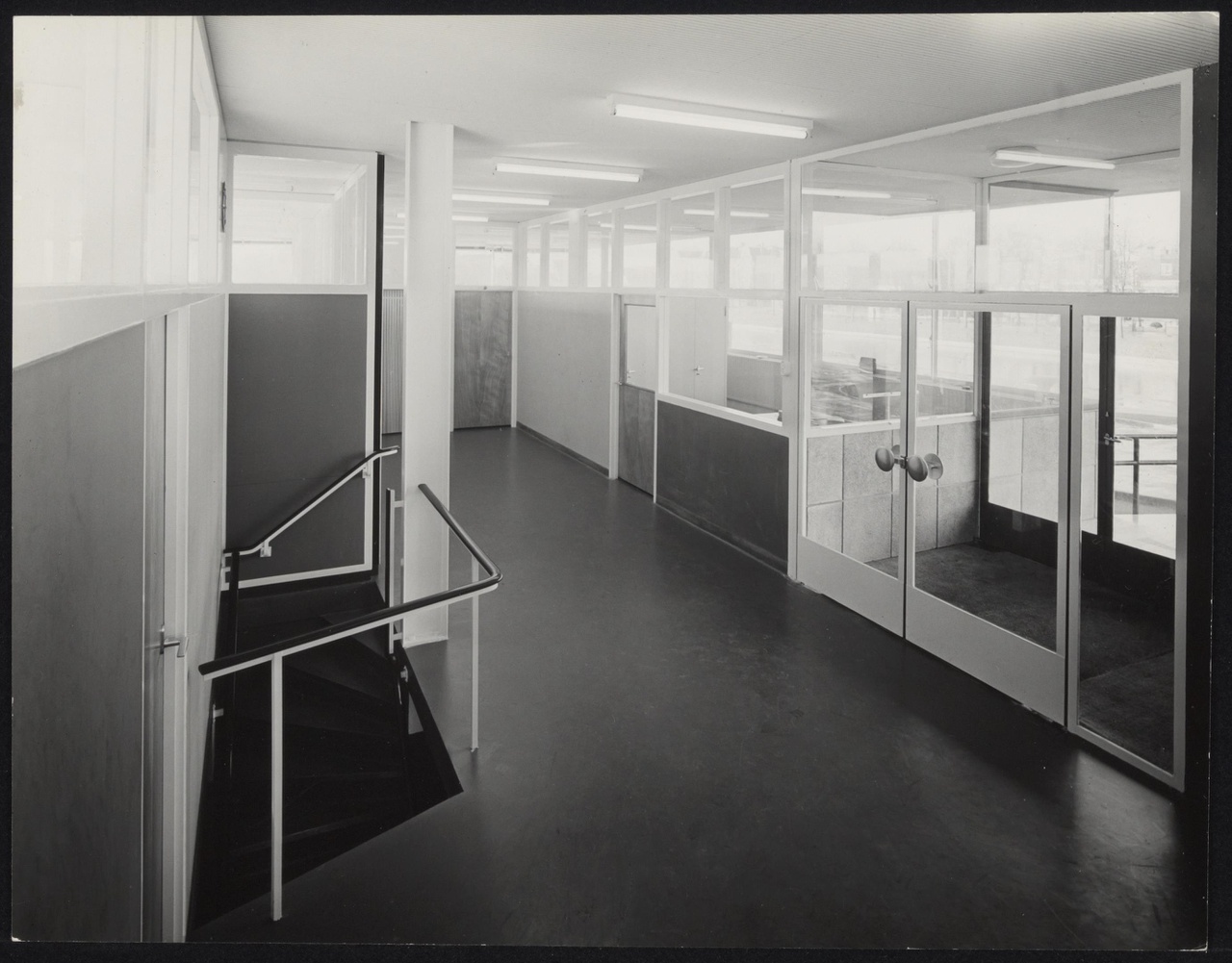 Afbeelding van kantoor Schrale Beton, ca.1958, interieur gang boven met trapgat