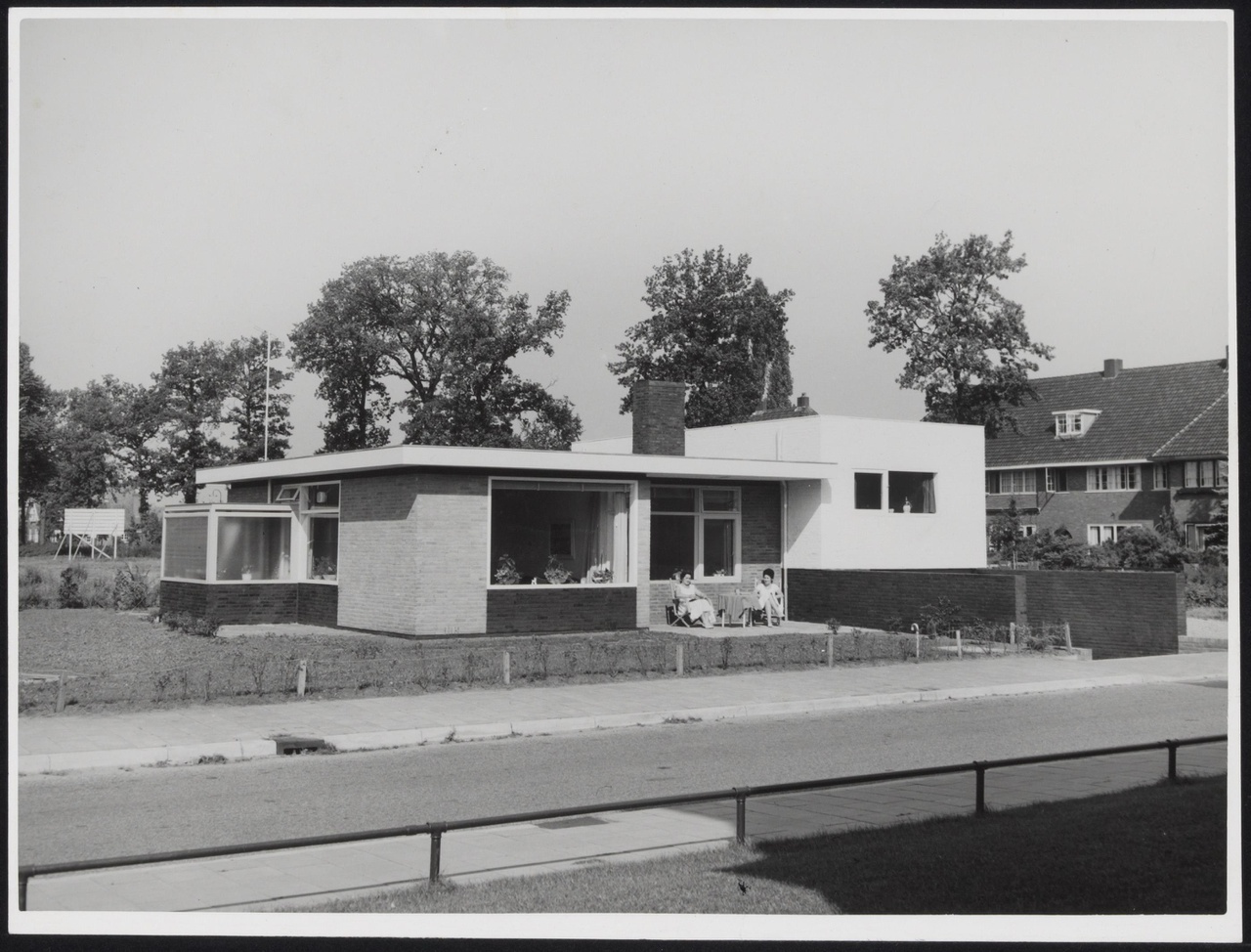 Afbeelding van woning Bolte, ca.1958, vanaf overkant van zijweg