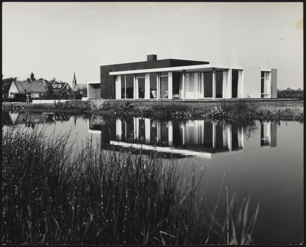 Afbeelding van woning Van den Doel, ca.1958, zuidkant woning vanaf het water