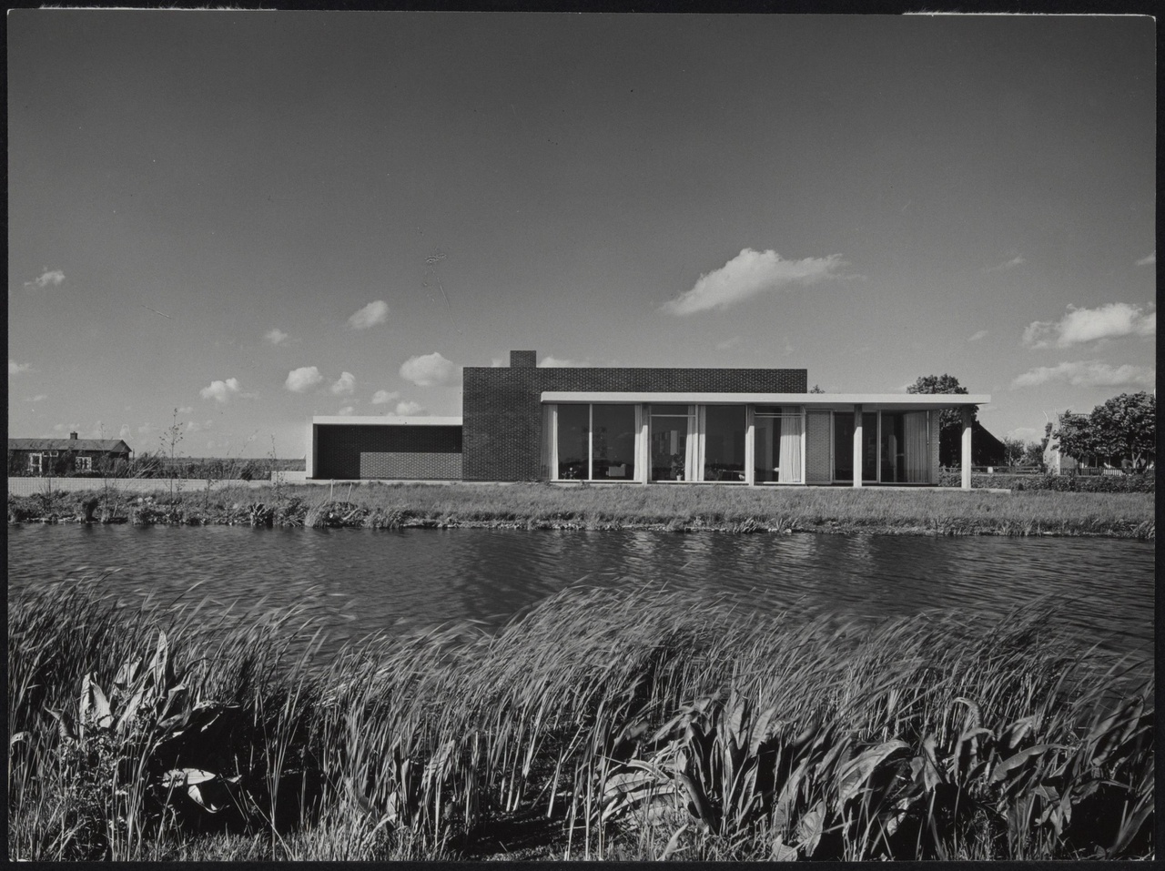 Afbeelding van woning Van den Doel, ca.1958, recht vanaf de overkant van het water
