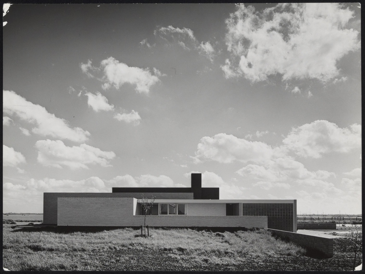 Afbeelding van woning Van den Doel, ca.1958, noordkant vanaf de weg