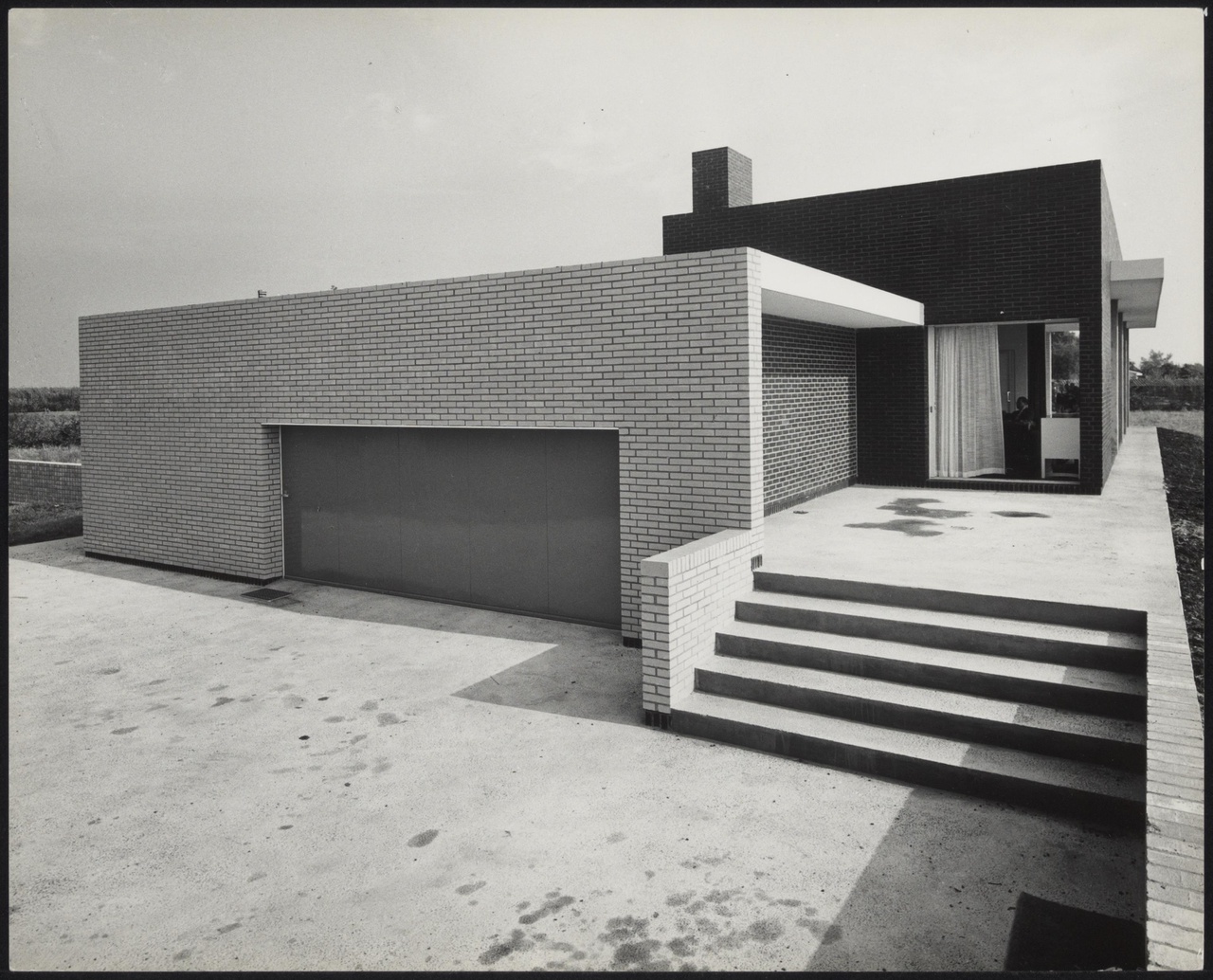 Afbeelding van woning Van den Doel, ca.1958, hoek westkant, langs zuidgevel