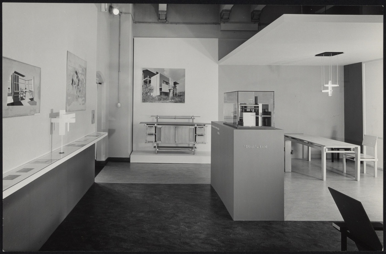Afbeelding van tentoonstelling 'Rietveld' 1958, CMU, zaal 3 'Stijl-tijd' met RSH en buffet