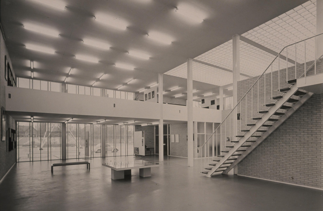 Afbeelding van museum De Zonnehof, Amersfoort, ca. 1958, interieur naar de voorkant toe