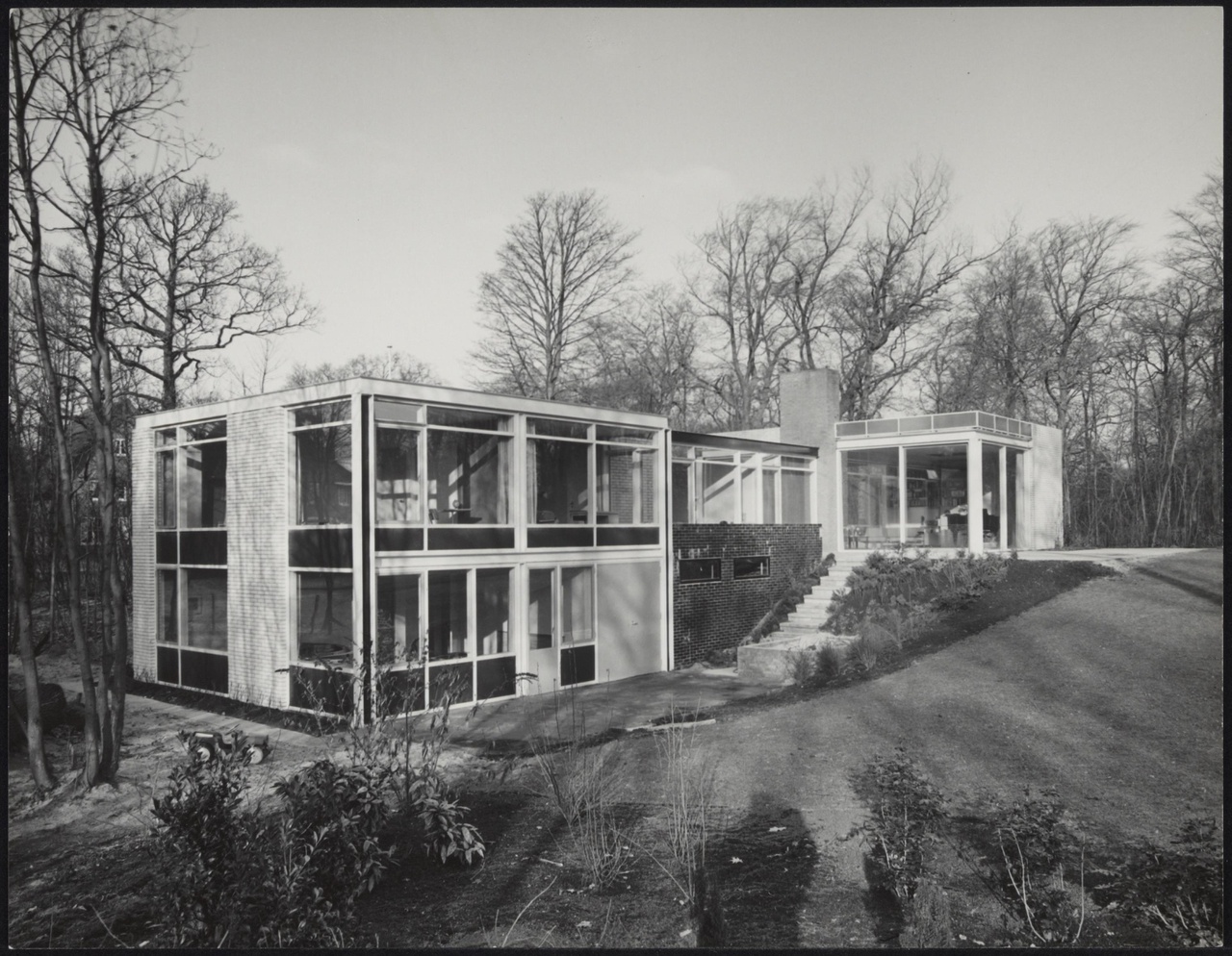 Afbeelding van woning Van Dantzig, Santpoort, ca.1960, tuinzijde, schuin vanuit het zuiden