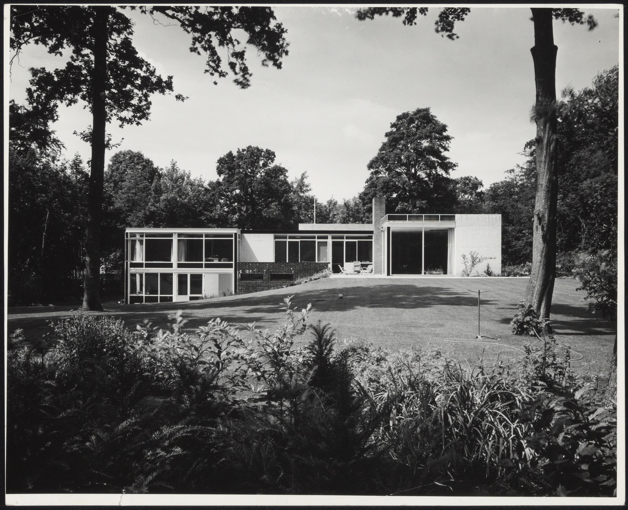 Afbeelding van woning Van Dantzig, Santpoort, 1961, tuinzijde, recht aanzicht