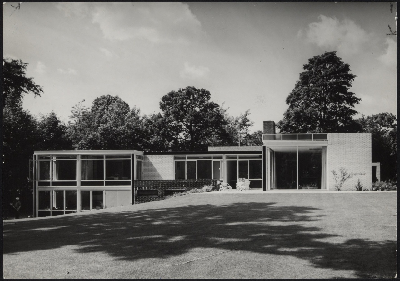 Afbeelding van woning Van Dantzig, Santpoort, 1961, tuinzijde, iets schuin