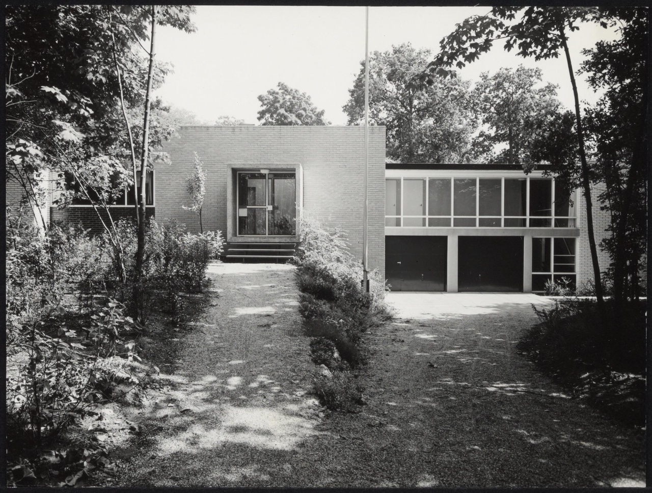 Afbeelding van woning Van Dantzig, Santpoort, 1961, entree-zijde, recht