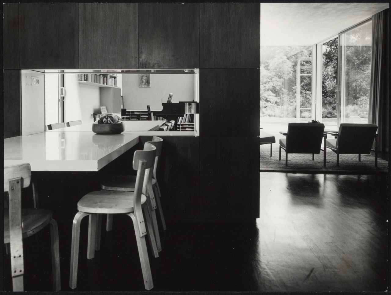 Afbeelding van woning Van Dantzig, Santpoort, 1961, interieur met eettafels en zithoek