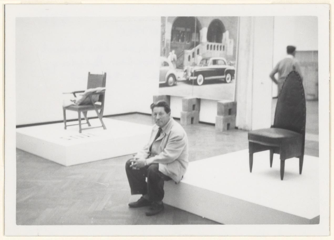 Afbeelding van De Stijl, tentoonstelling Rome, 1960, Rietveld zittend op een podiumhoek