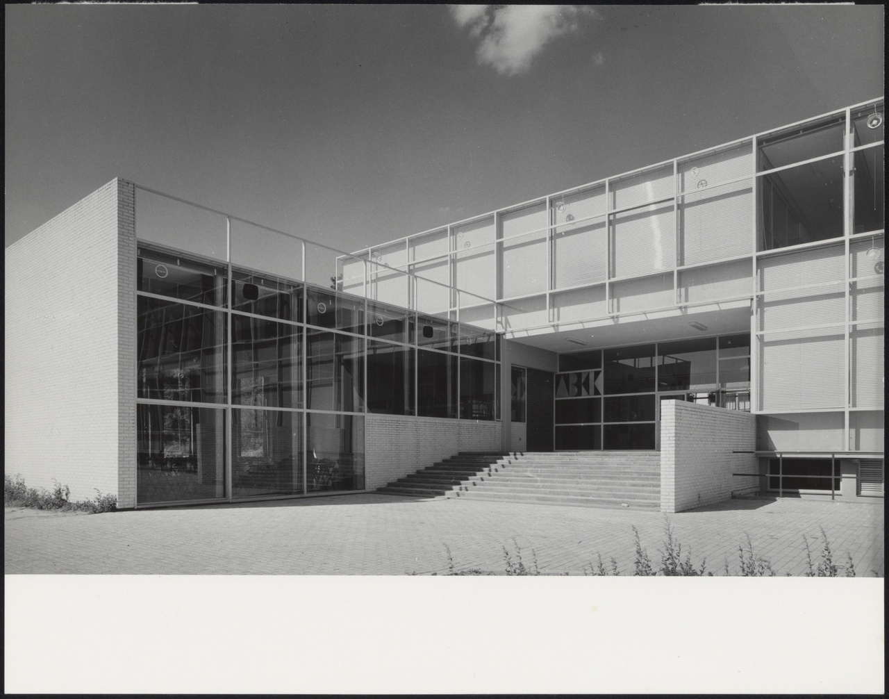 Afbeelding van Kunstacademie Arnhem, ca.1963, voorkant met de entree