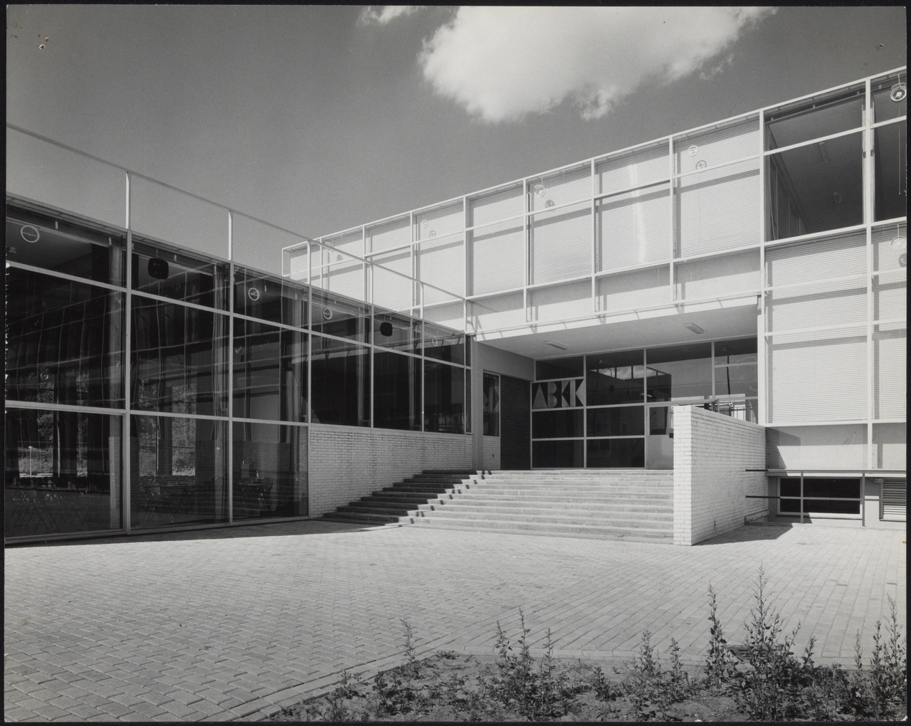 Afbeelding van Kunstacademie Arnhem, ca.1963, entree