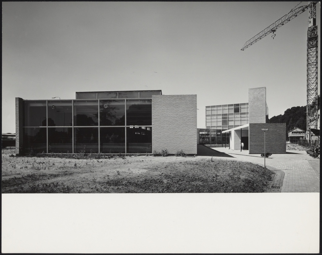 Afbeelding van Kunstacademie Arnhem, 1963, oostzijde met bouwkraan