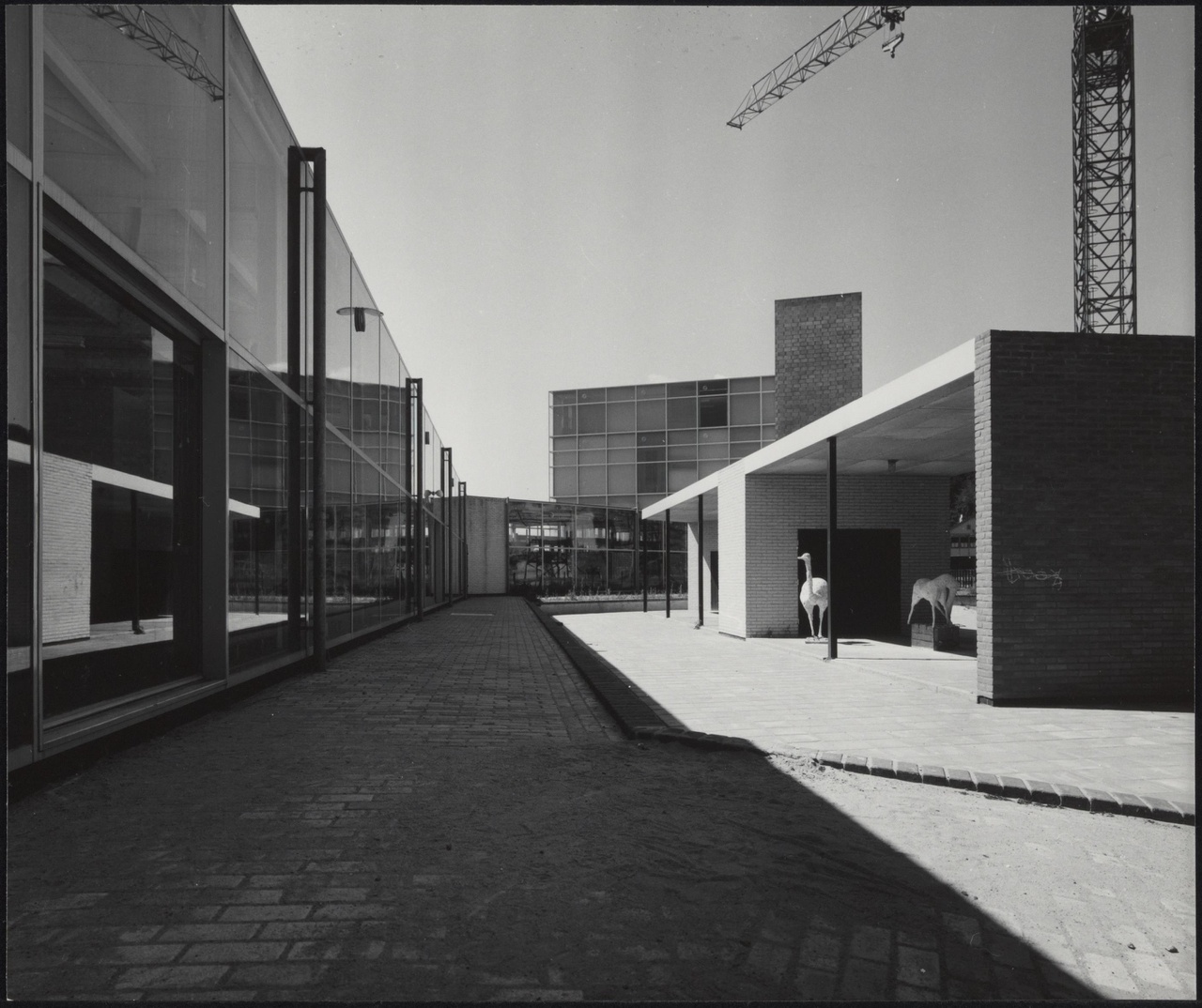 Afbeelding van Kunstacademie Arnhem, ca.1963, binnenterrein vanuit het oosten