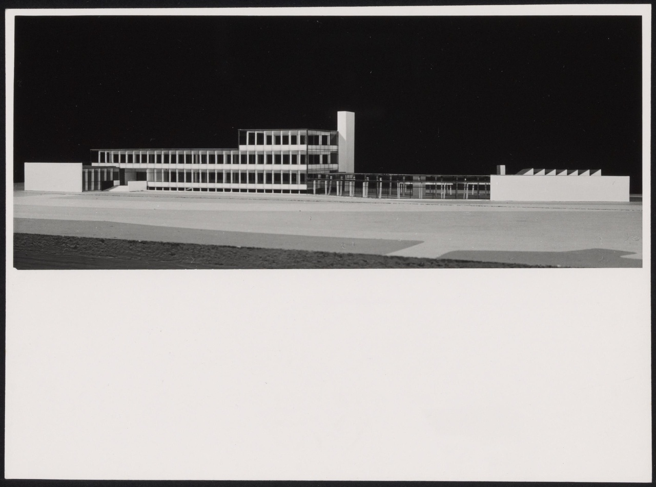 Afbeelding van Kunstacademie Arnhem, 1958, maquette meer van voren op virtuele ooghoogte