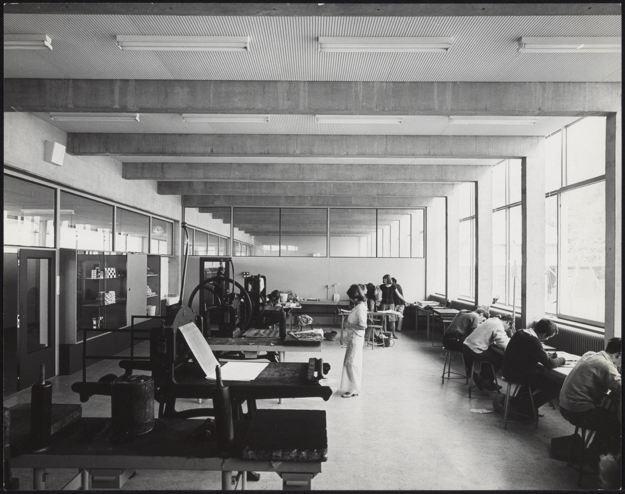 Afbeelding van Kunstacademie Arnhem, ca.1963, drukkerij met leerlingen
