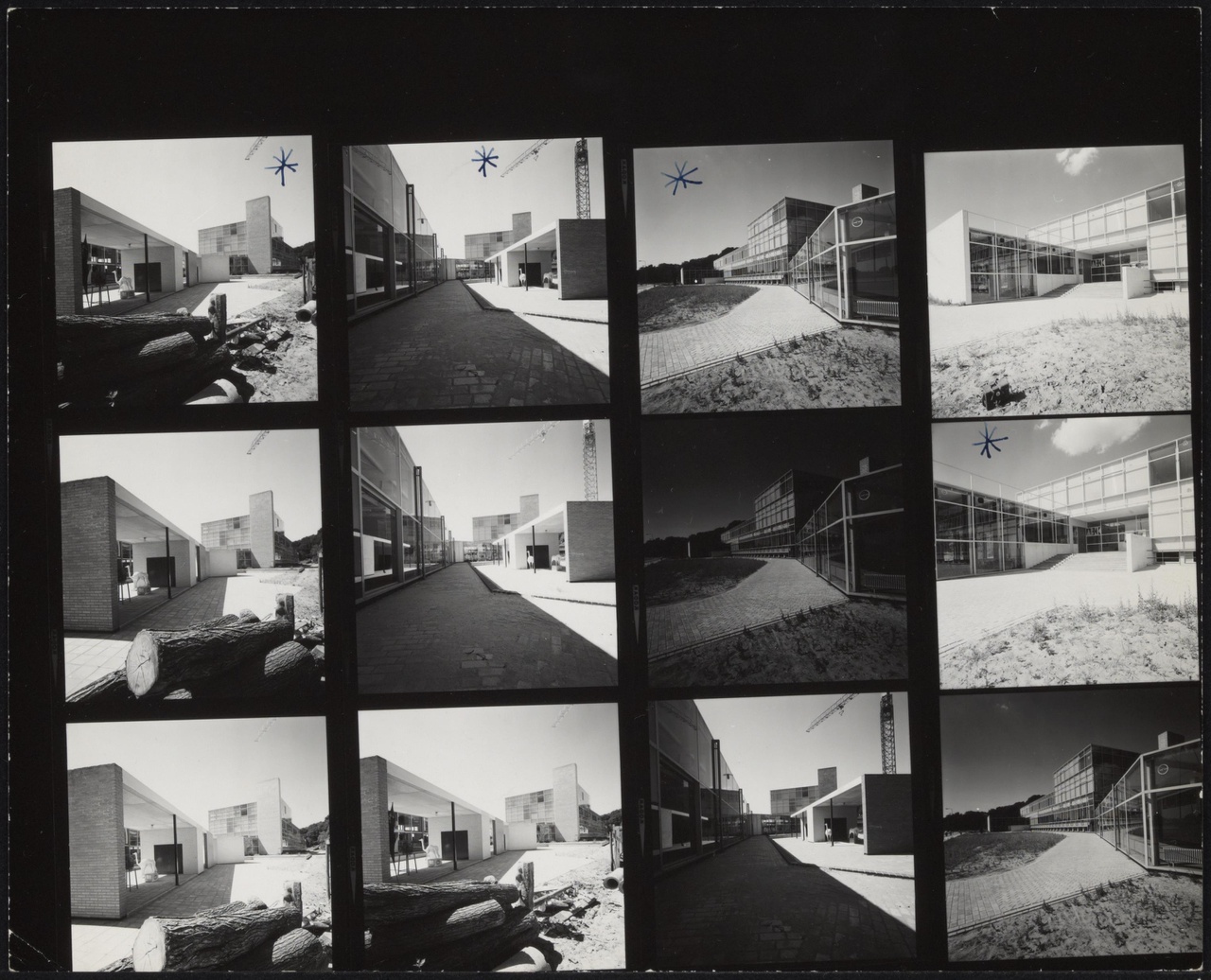 Afbeelding van Kunstacademie Arnhem, ca.1963, twaalf contact afdrukjes, van buiten achter, opzij en voor