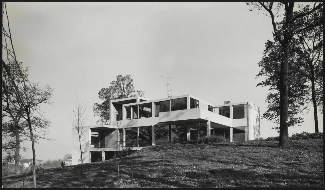 Afbeelding van woning Van Slobbe, Heerlen, 1964, zuid-westkant vanuit een laagte