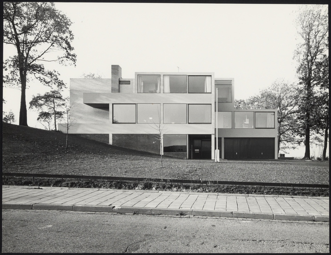 Afbeelding van woning Van Slobbe, Heerlen, 1964, oostkant vanaf de weg