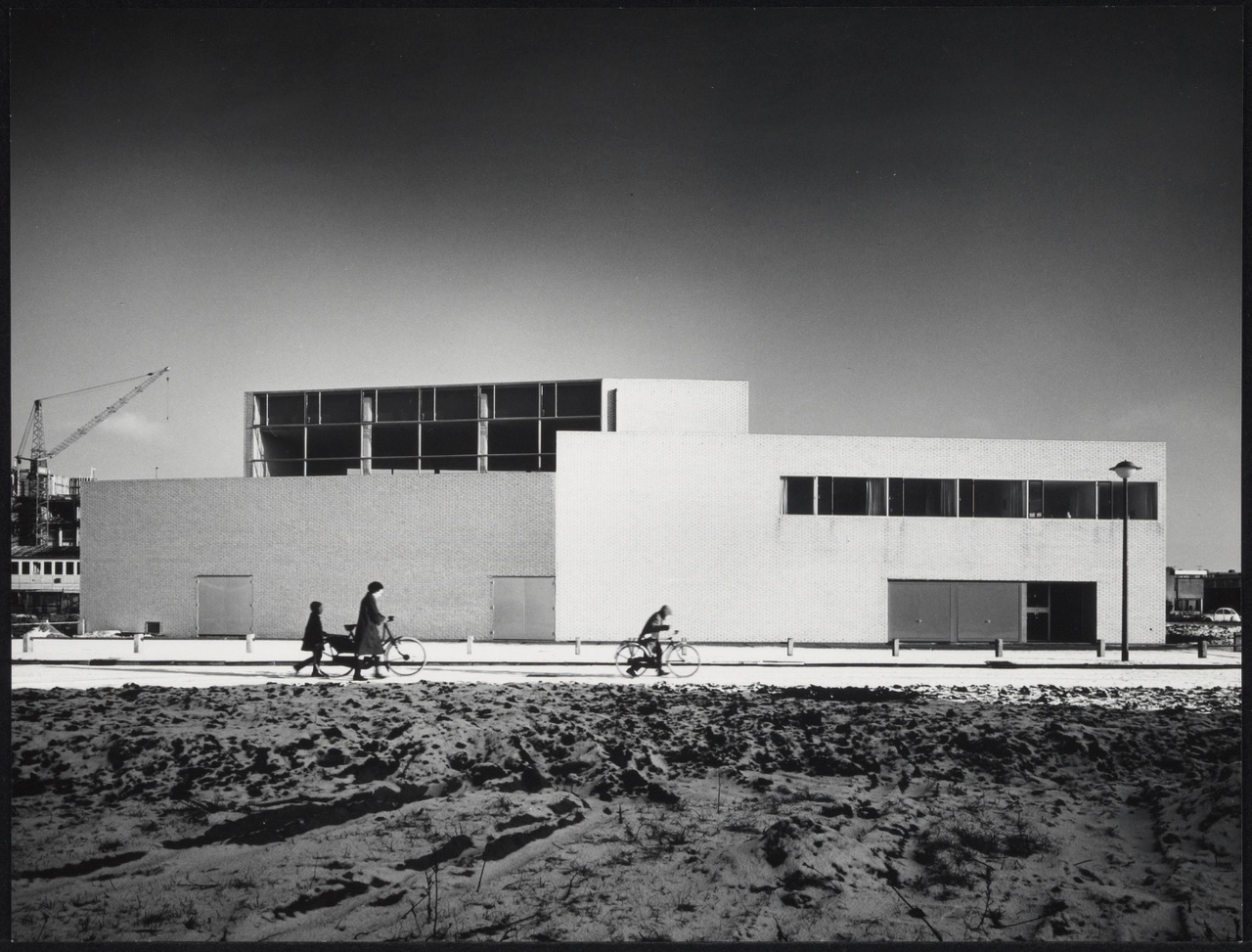 Afbeelding van gebouw Vrije Gemeente, ca.1967, westkant met lopende fietsers
