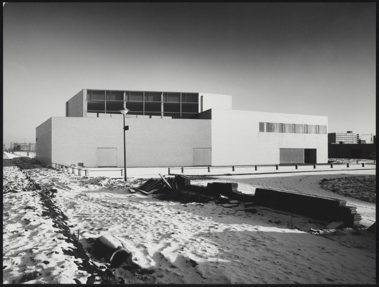 Afbeelding van gebouw Vrije Gemeente, ca.1967, west-noordwest met braak terrein