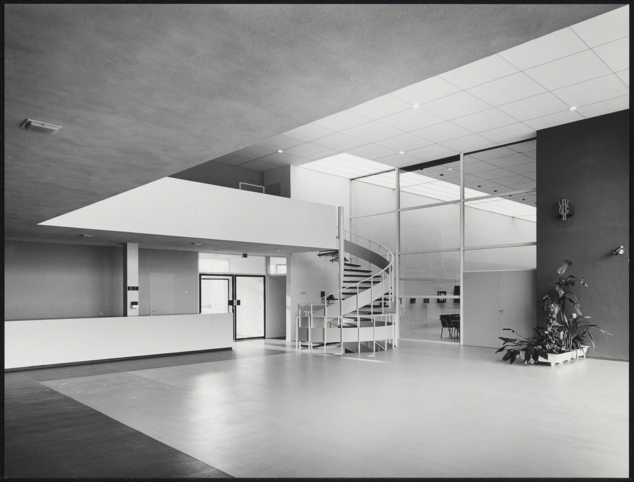 Afbeelding van gebouw Vrije Gemeente, ca.1967, interieur hal met wenteltrap