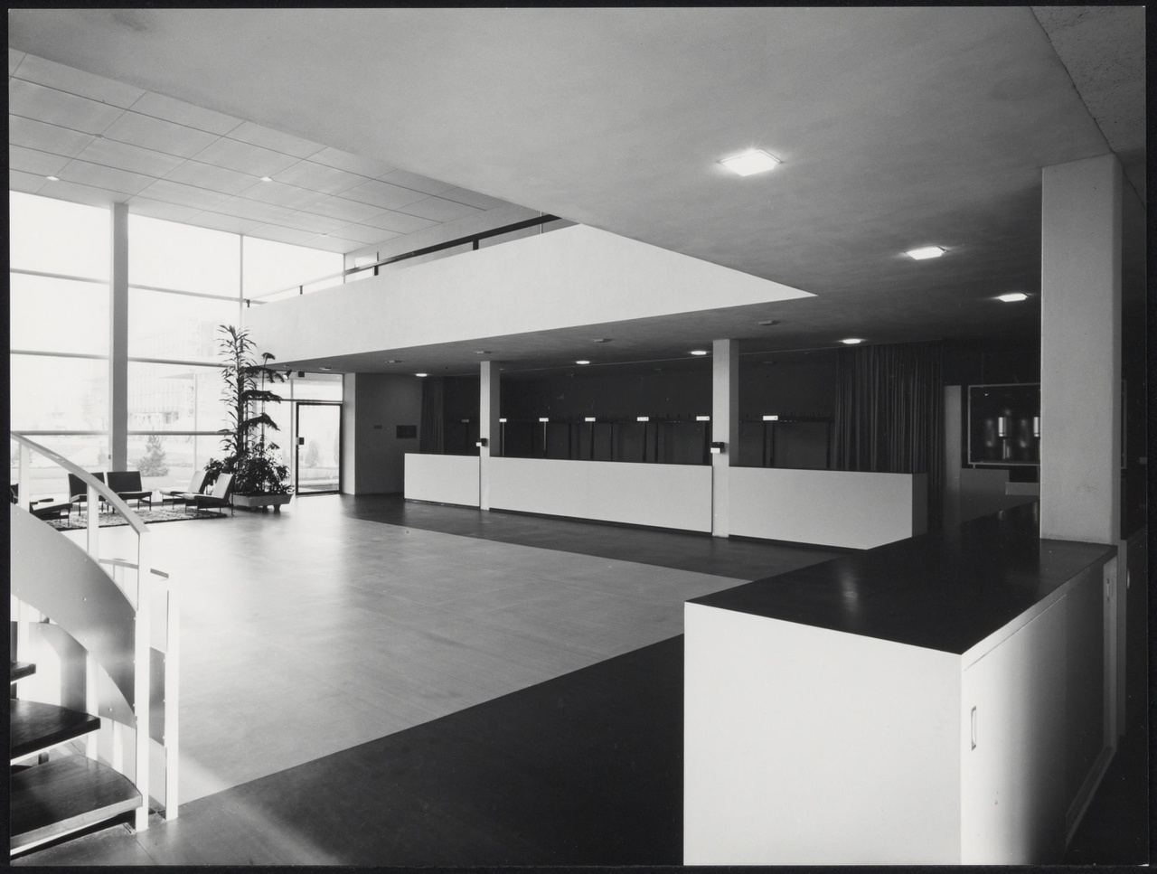 Afbeelding van gebouw Vrije Gemeente, ca.1967, richting entree en garderobe