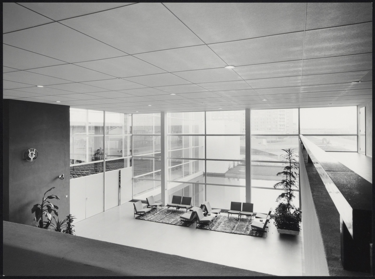 Afbeelding van gebouw Vrije Gemeente, ca.1967, zitjes in hal vanaf galerij