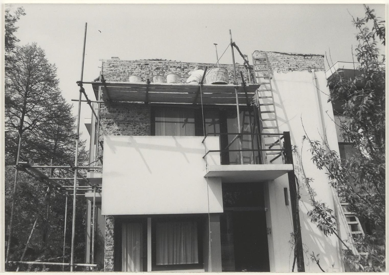 Rietveld Schröderhuis in steigers, reparatie stucwerk door inhakken metselwerk