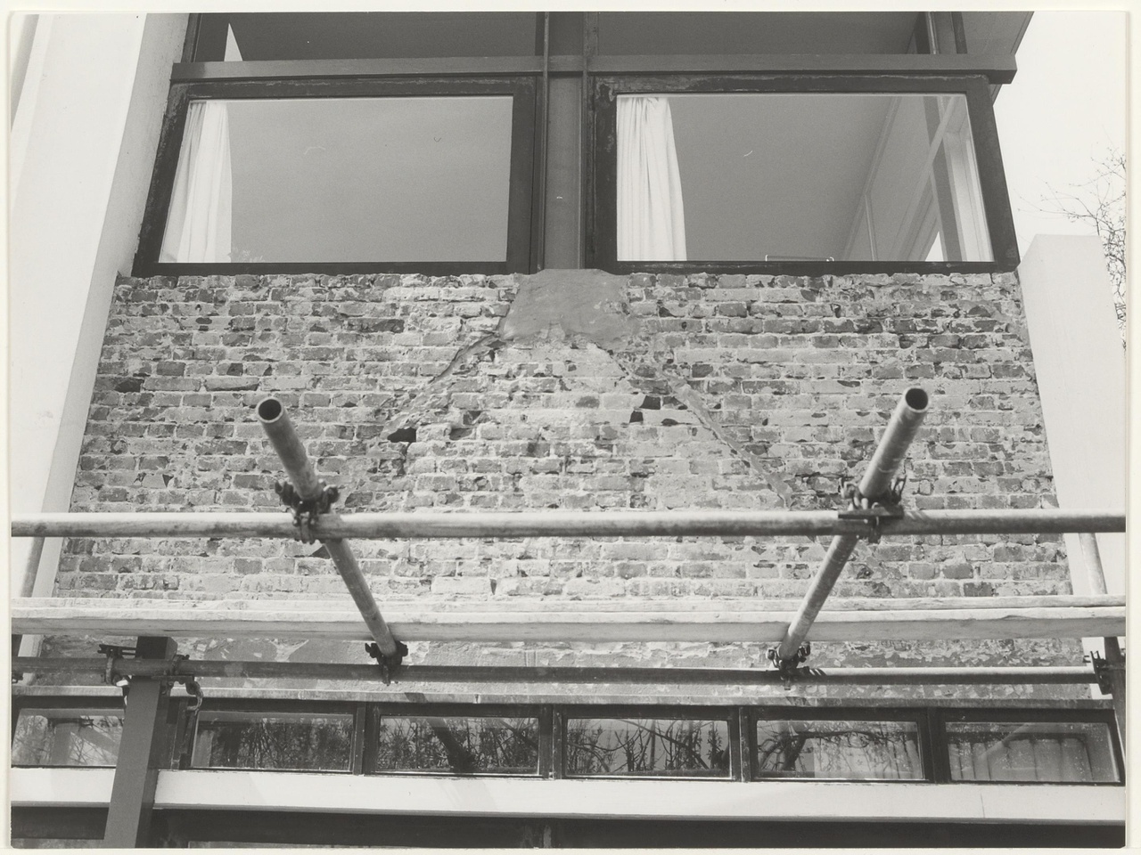 Rietveld Schröderhuis in steigers, reparatie stucwerk door inhakken metselwerk