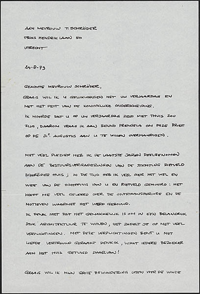 Brief van grafisch ontwerper Wim Crouwel aan Truus Schröder met felicitaties voor de verjaardag van Truus en de koninklijke onderscheiding
