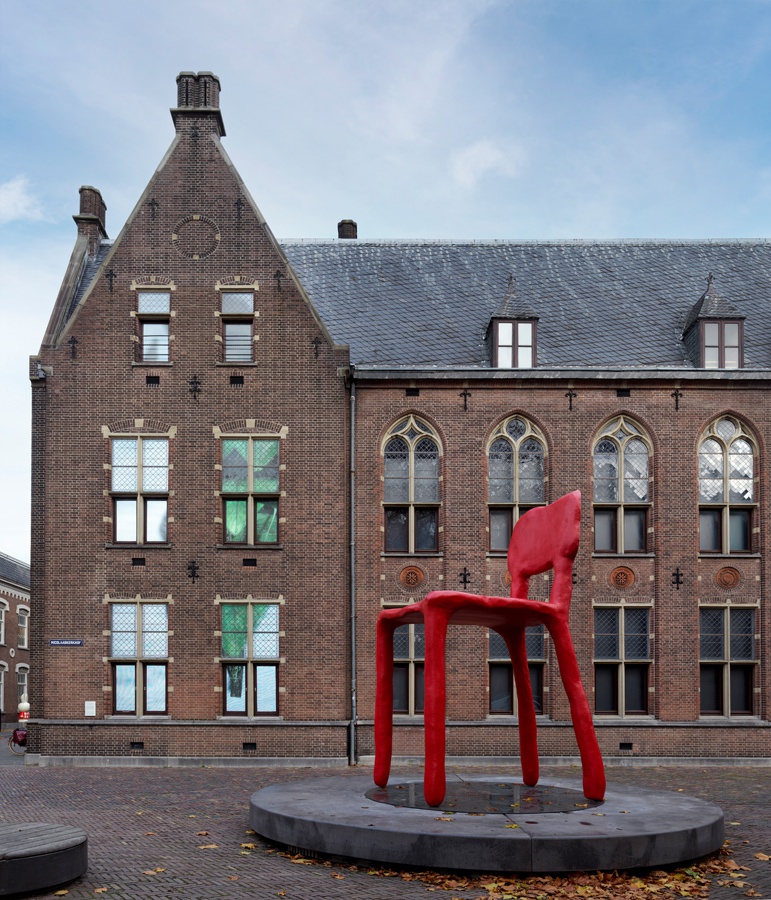 1/1 - CENTRAAL MUSEUM Kunst op het Plein Maarten Baas Clay chair 2021