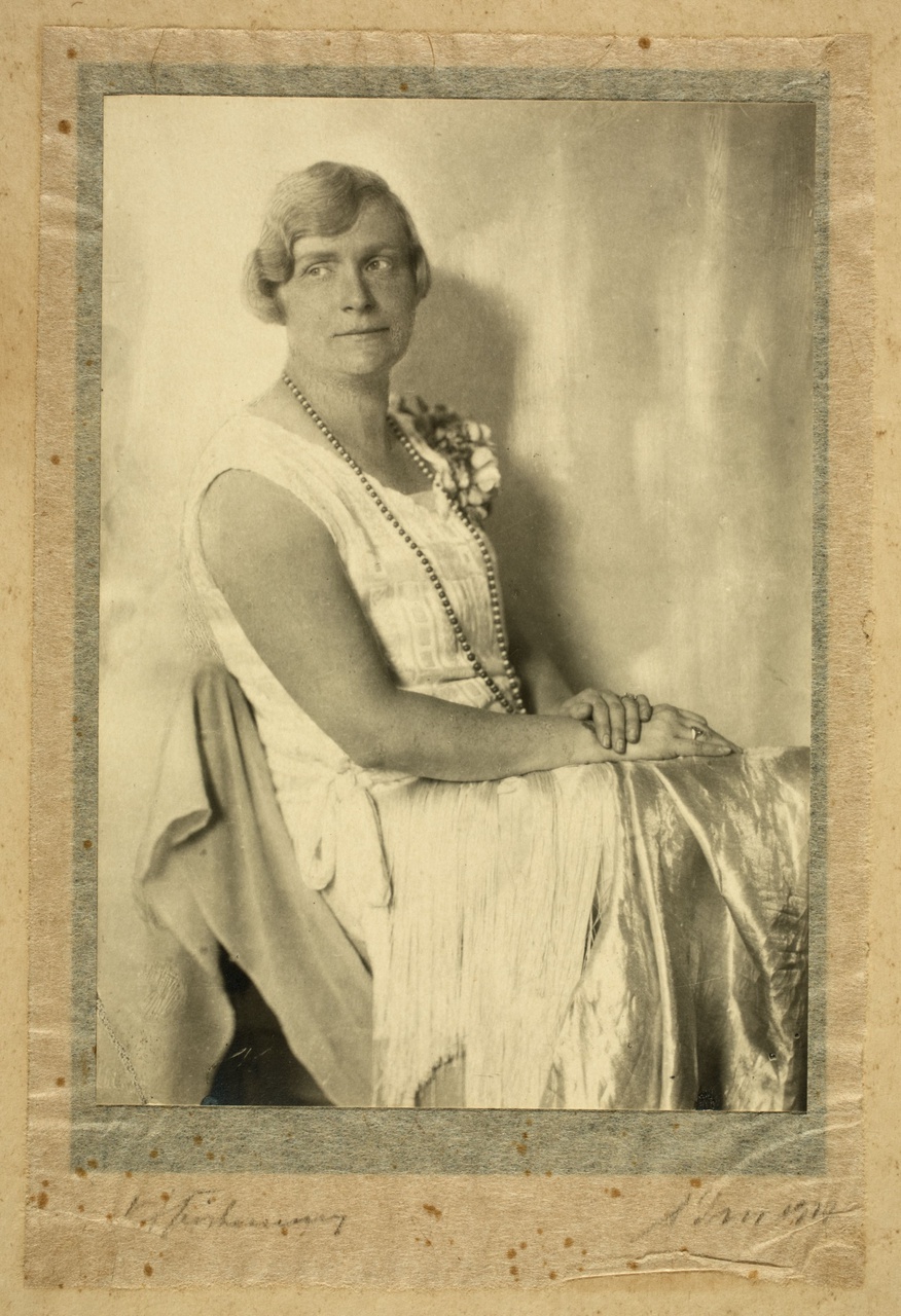 1/18 - Portret van Caroline Henriette de Jonge (1886-1972), foto via RKD, permalink https://rkd.nl/images/182518